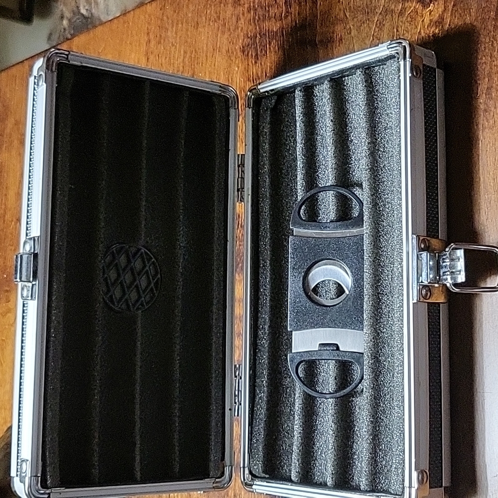 Humidified 4 chamber cigar box with Latch